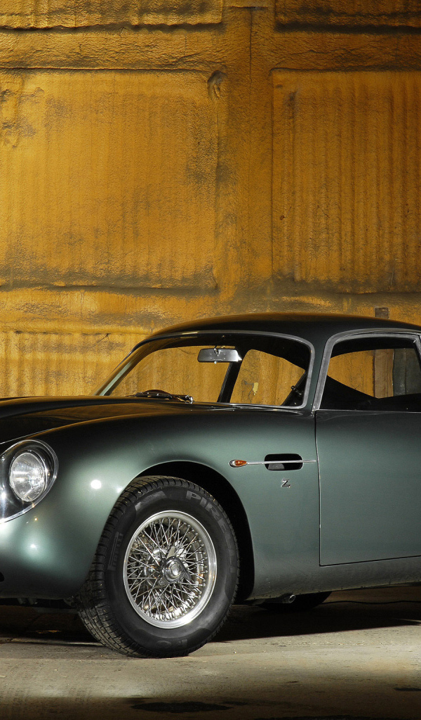 Автомобиль марки Aston Martin модели db4