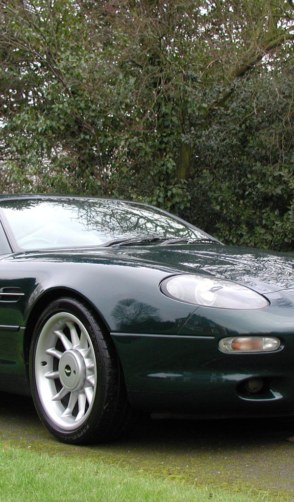 Автомобиль марки Aston Martin модели db7