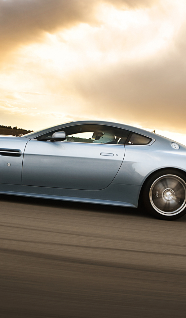 Автомобиль марки Aston Martin модели top gear