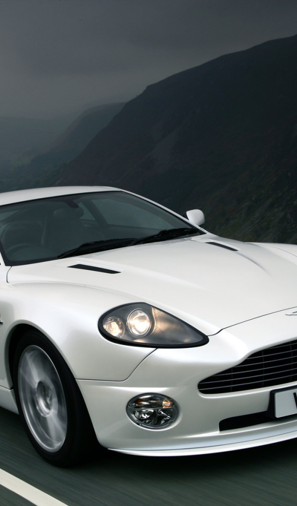 Автомобиль марки Aston Martin модели v12