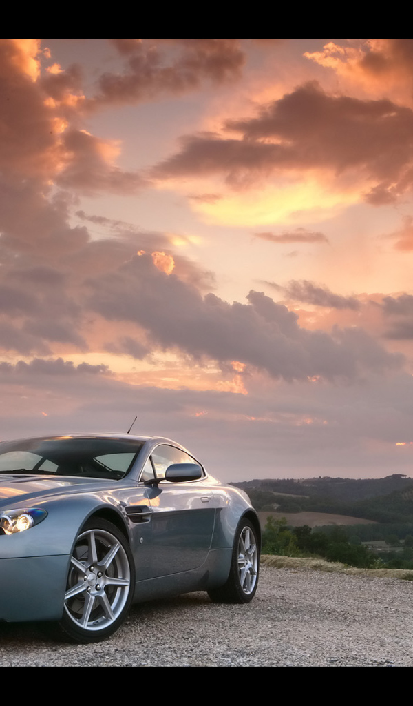 Автомобиль марки Aston Martin модели v8 vantage
