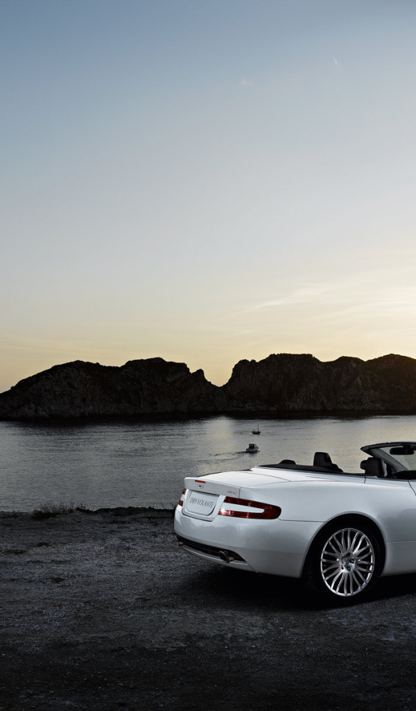 Автомобиль марки Aston Martin модели volante