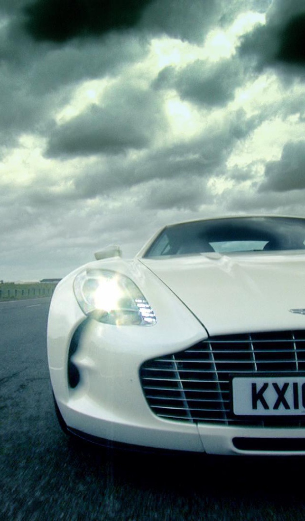 Роскошный Aston Martin one 77