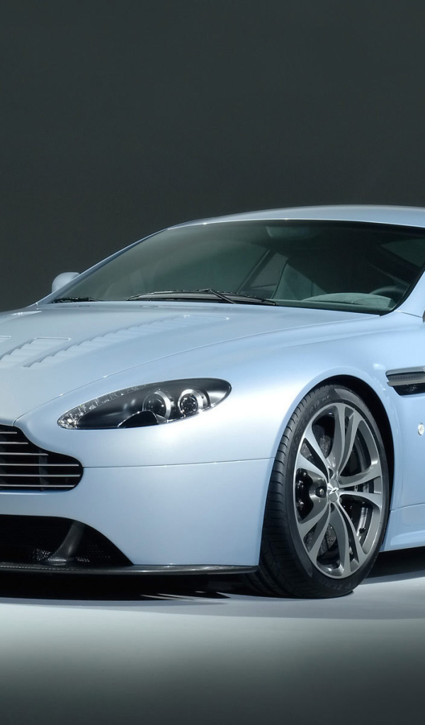 Новый автомобиль Aston Martin v12