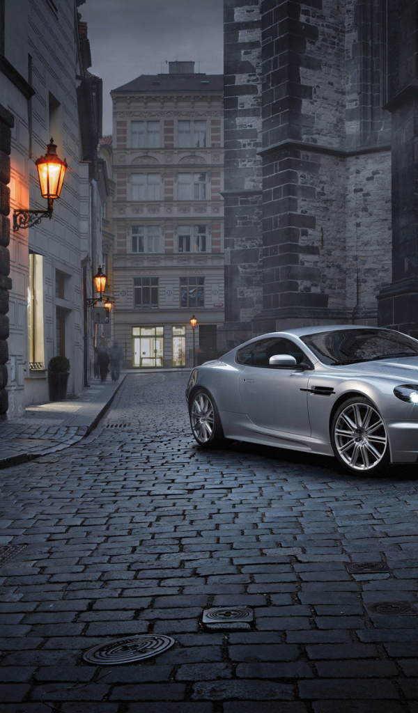 Надежная машина Aston Martin dbs