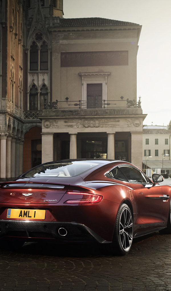 Надежный автомобиль Aston Martin 2013