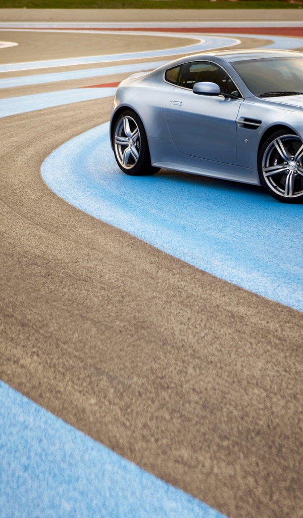 Надежная машина Aston Martin top gear