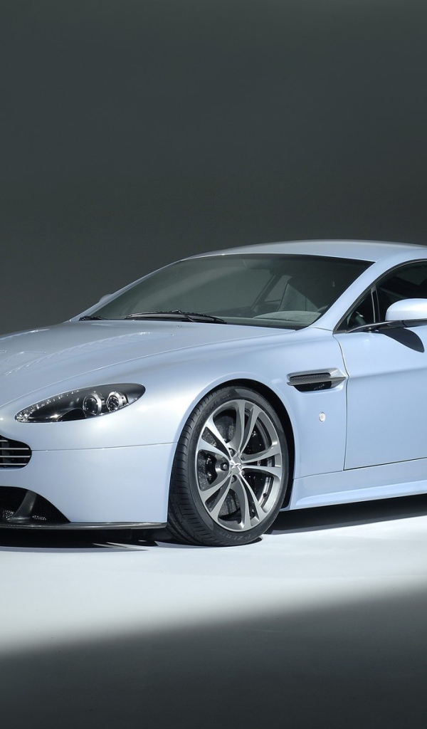 Надежная машина Aston Martin v12