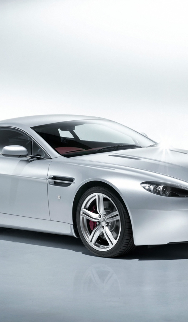 Надежная машина Aston Martin v8 vantage