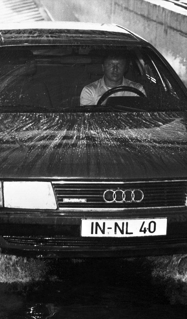 Автомобиль Audi 100 на дороге