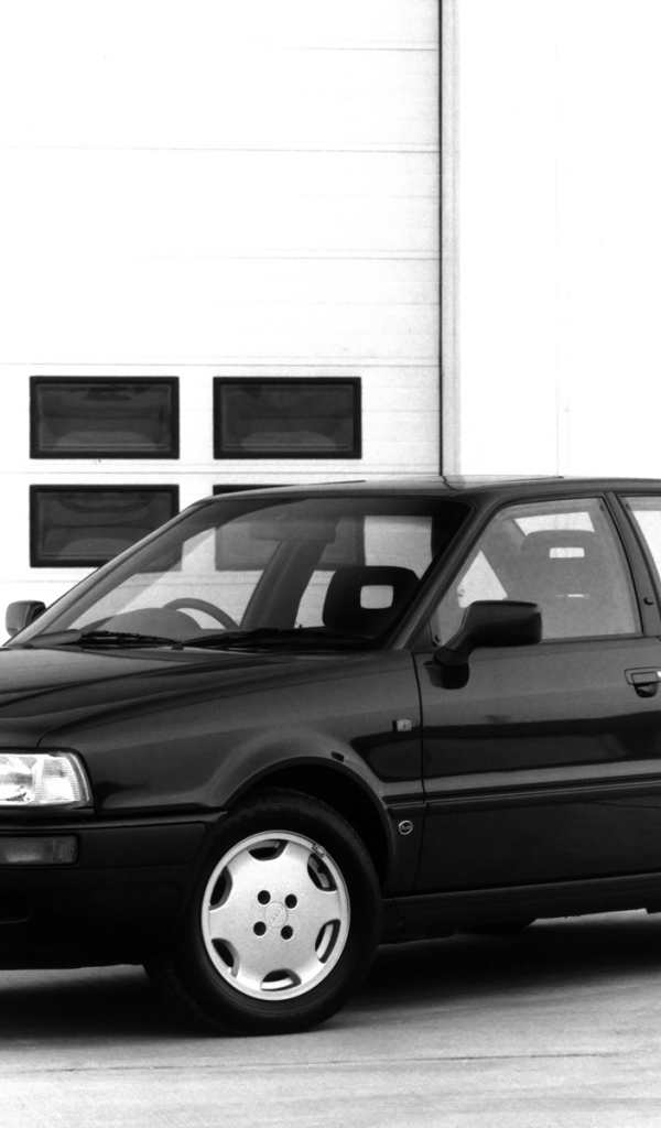 Автомобиль Audi 80 на дороге