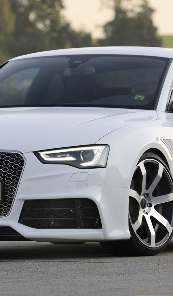 Автомобиль Audi a5 на дороге