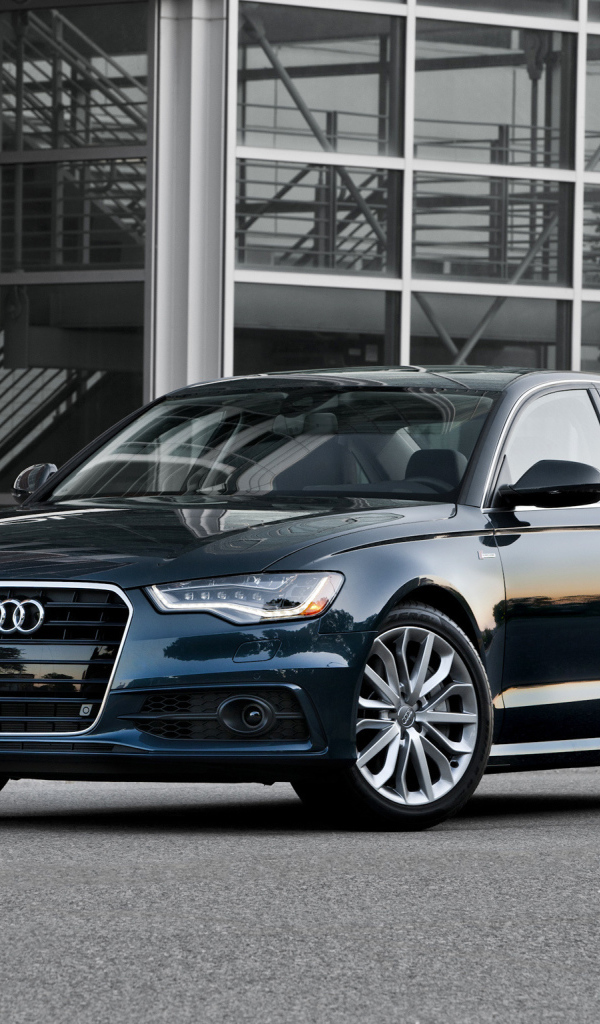 Автомобиль Audi a6 на дороге