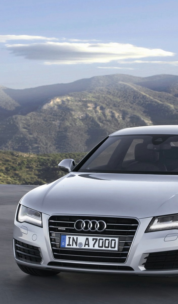 Автомобиль Audi a7 на дороге