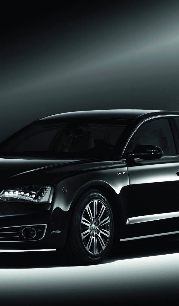Автомобиль Audi a8 на дороге