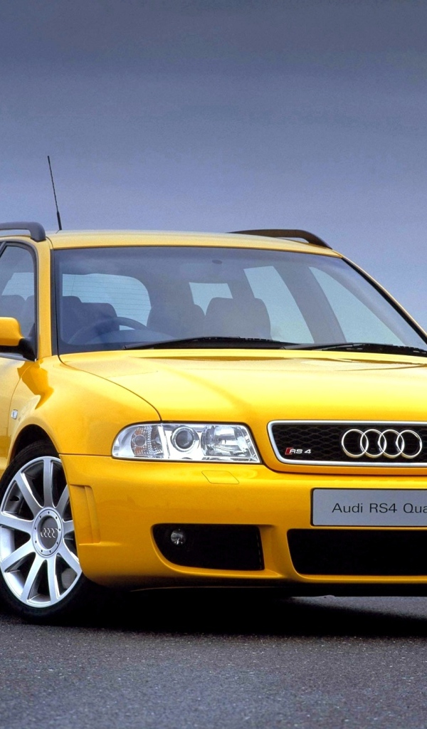 Автомобиль Audi b5 на дороге