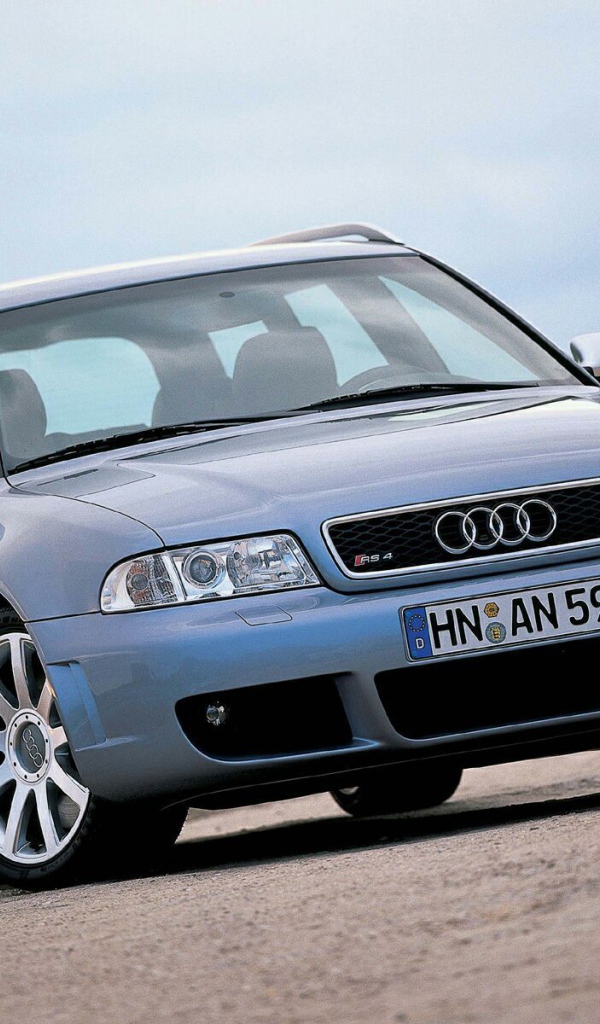 Автомобиль Audi c5 на дороге