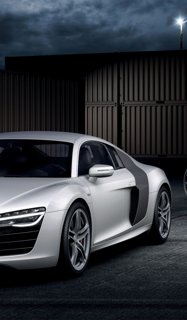 Автомобиль Audi 2013 на дороге