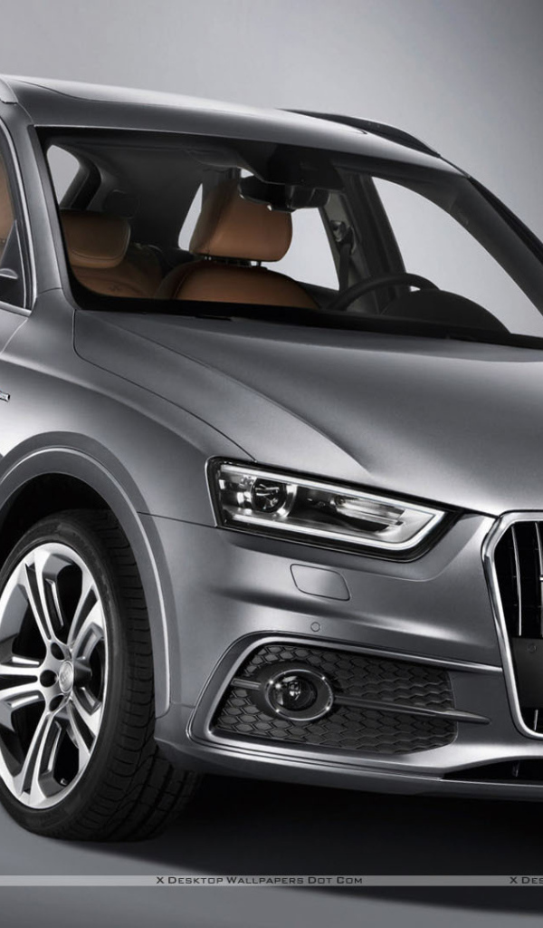 Автомобиль Audi q3 на дороге
