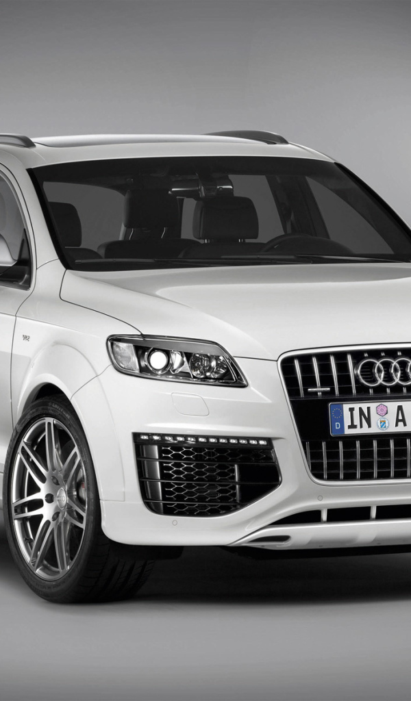 Автомобиль Audi q5 на дороге