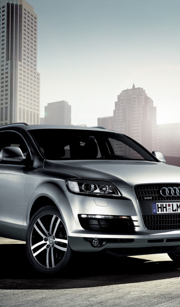 Автомобиль Audi q7 на дороге