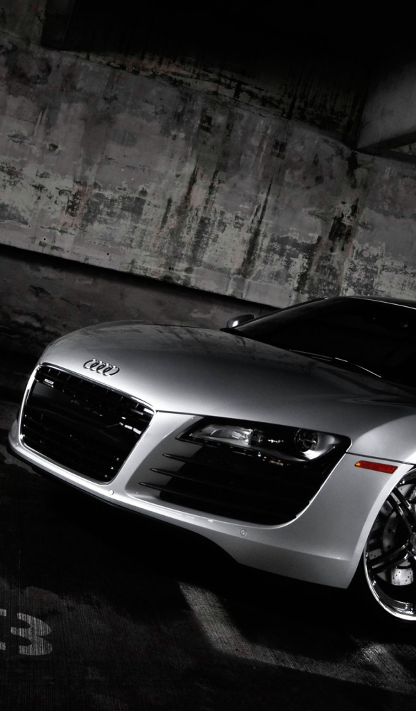 Автомобиль Audi r8 на дороге