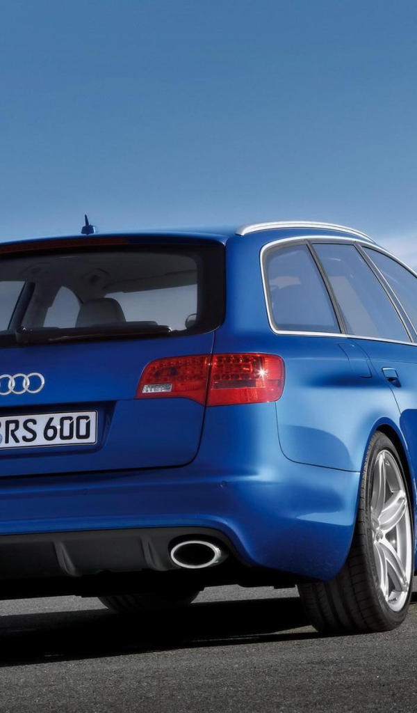 Автомобиль Audi rs6 на дороге