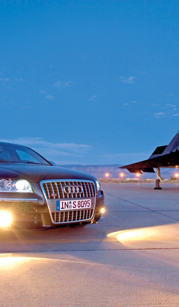 Автомобиль Audi s8 на дороге