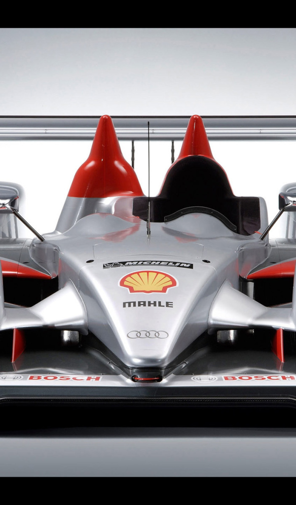 Автомобиль Audi tdi на дороге