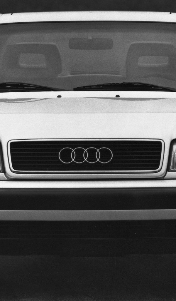 Красивый автомобиль Audi 100 в Москве