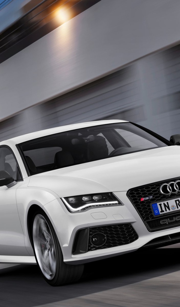 Красивый автомобиль Audi 2014