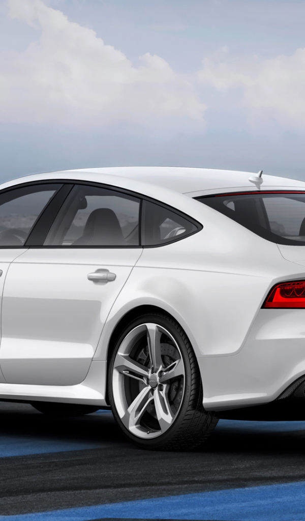 Красивый автомобиль Audi 2014 в Москве