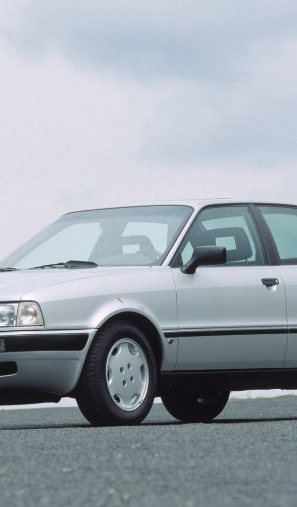 Красивый автомобиль Audi 80