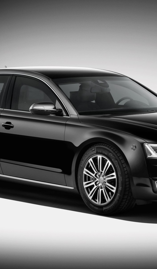 Красивый автомобиль Audi A8 2014