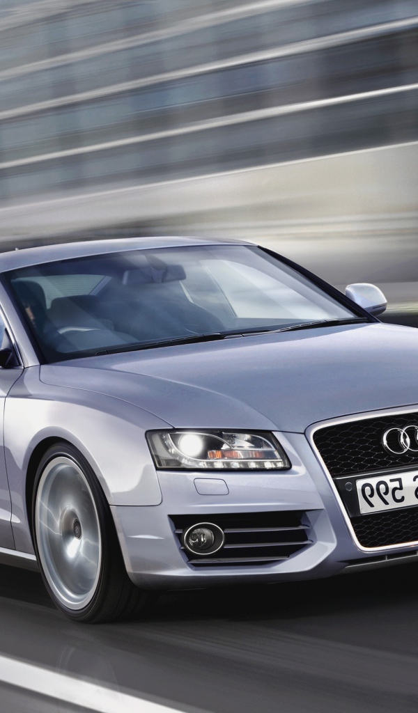 Красивый автомобиль Audi RS Q3 2014 года