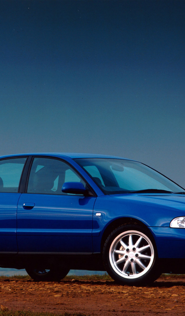 Красивый автомобиль Audi b5