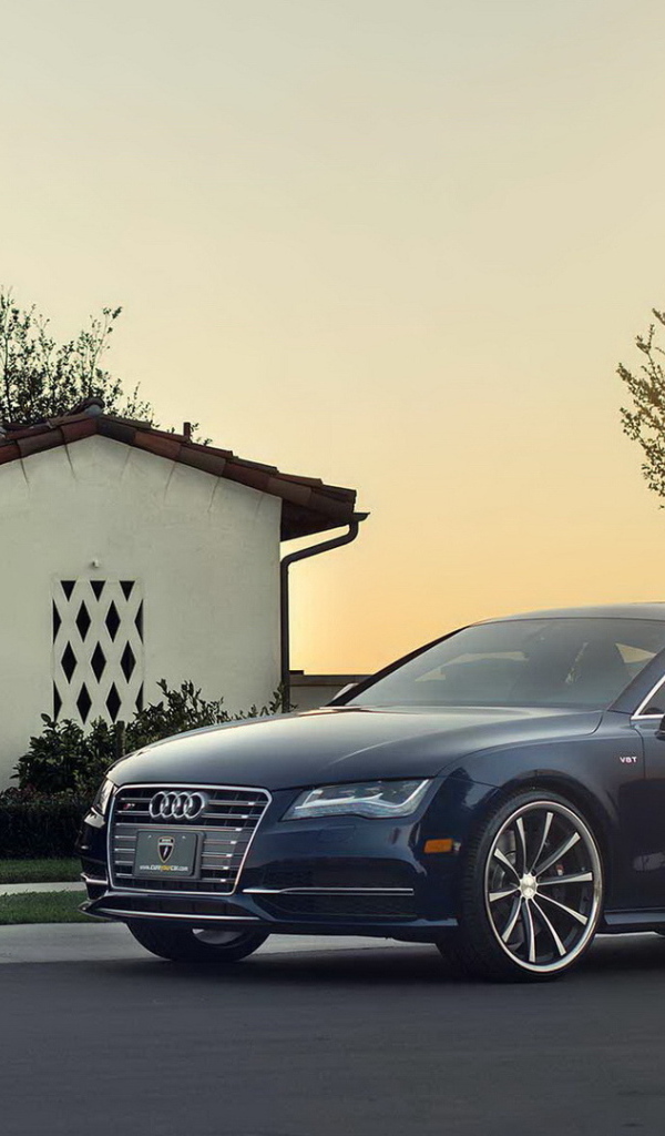 Красивый автомобиль Audi rs7