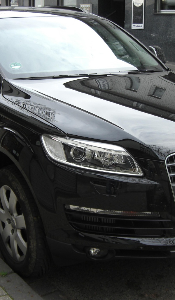 Черный Audi Q7