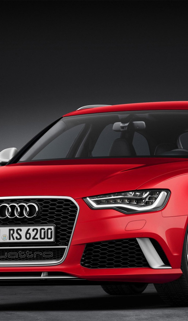 Автомобиль Audi RS Q3 2014 года на дороге