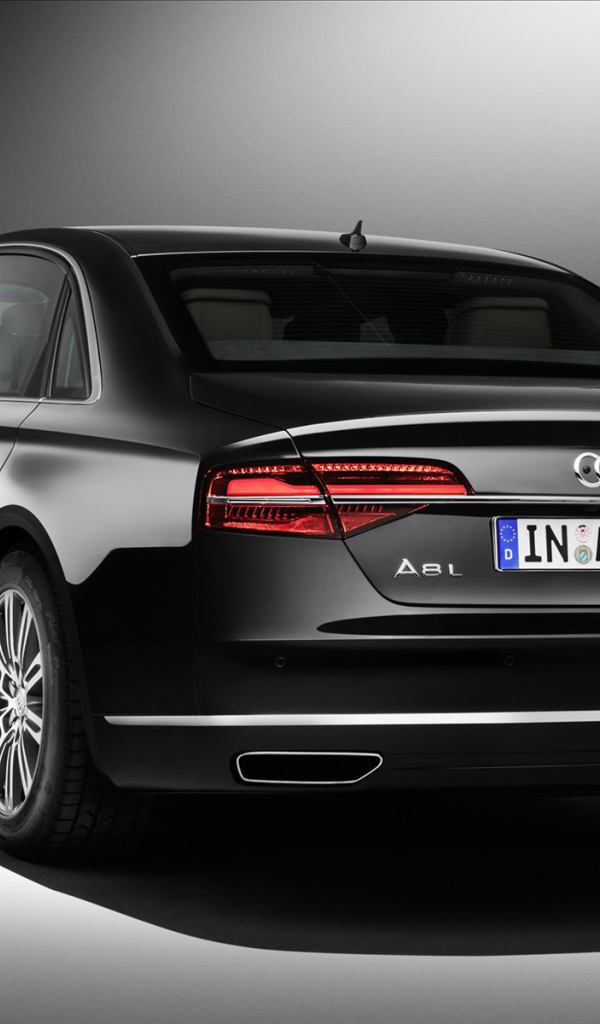 Автомобиль марки Audi модели A8 2014