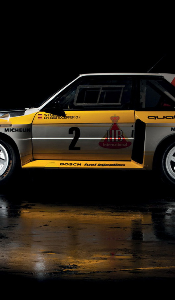 Автомобиль марки Audi модели quattro