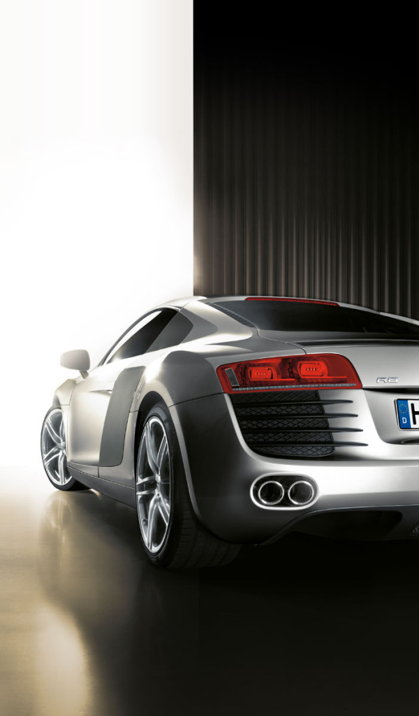 Автомобиль марки Audi модели r8