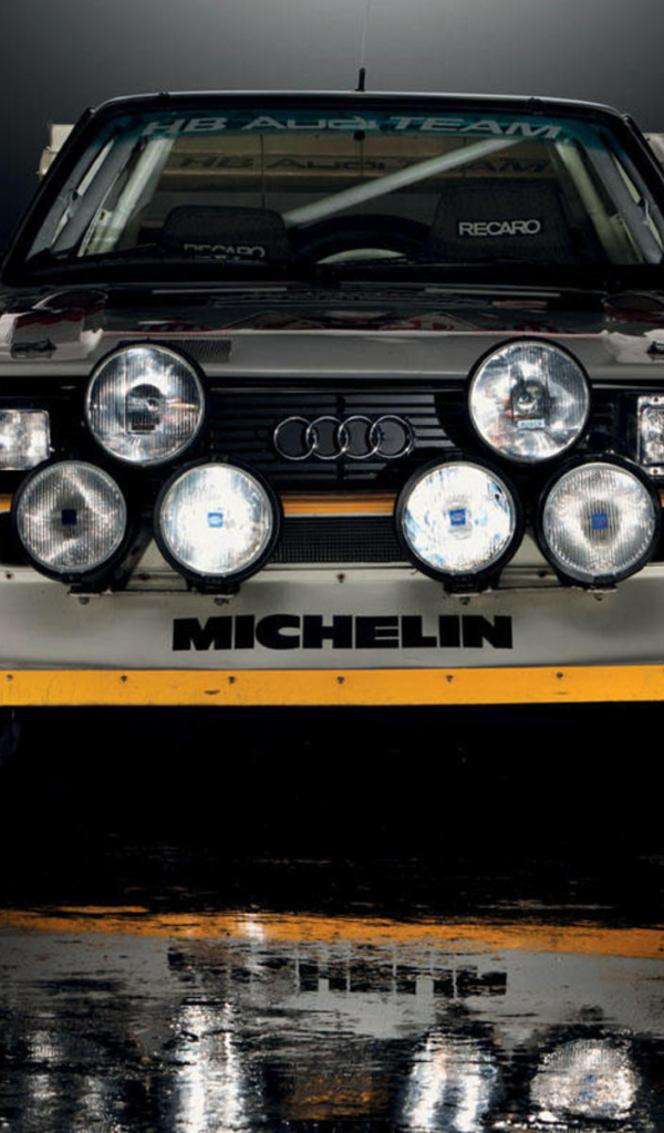 Новая машина Audi quattro