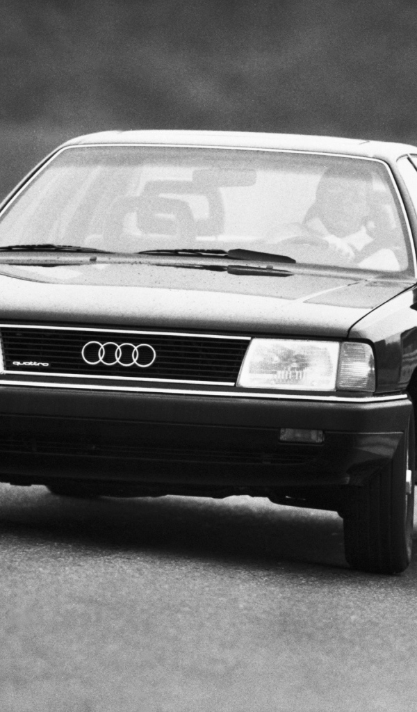 Новая машина Audi 100