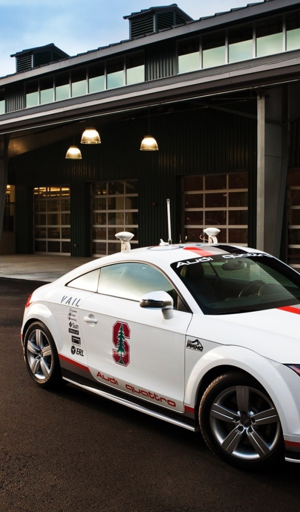 Белый Audi Quattro TTS Pikes Peak