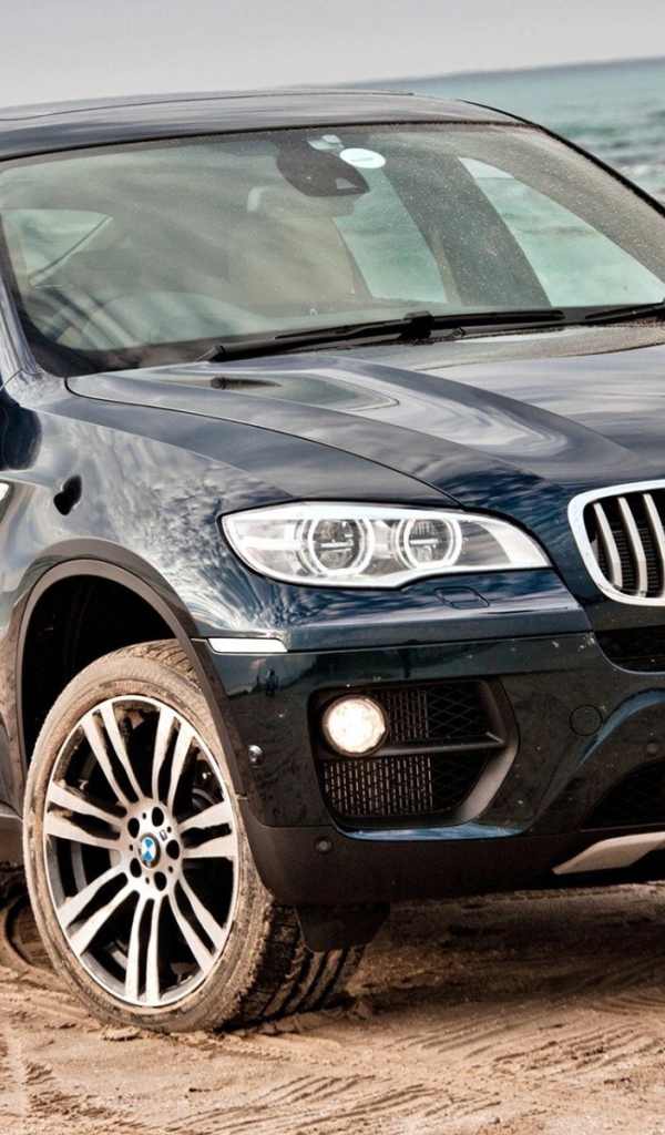 Красивый автомобиль X6 2014 года