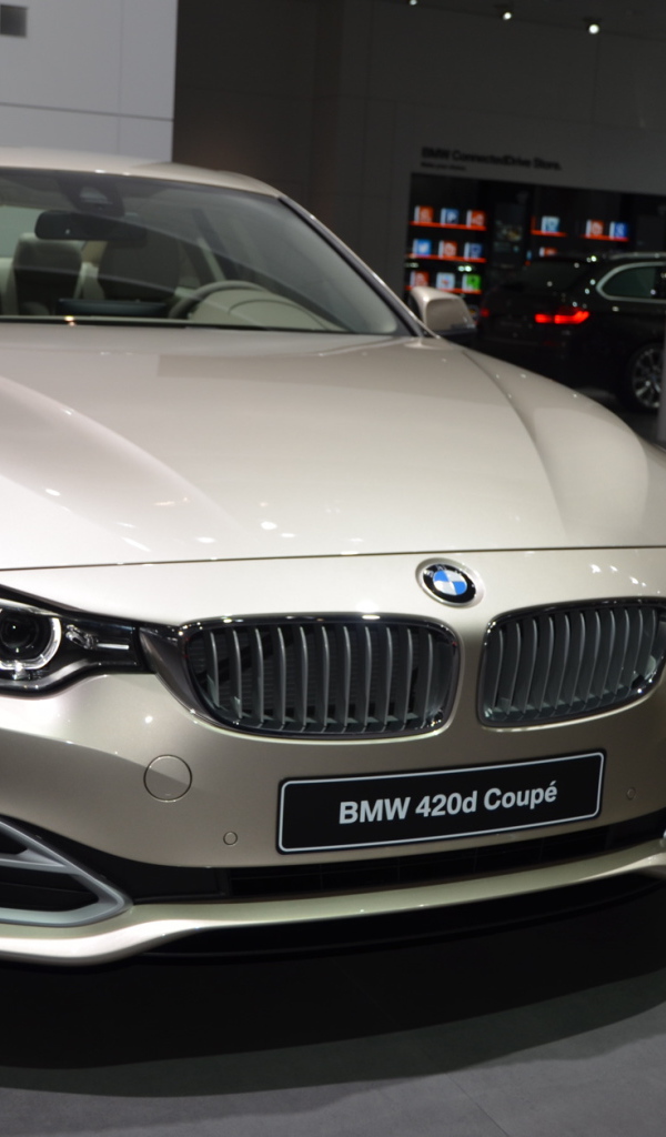 Красивый автомобиль BMW 4-series 2014 года в Москве