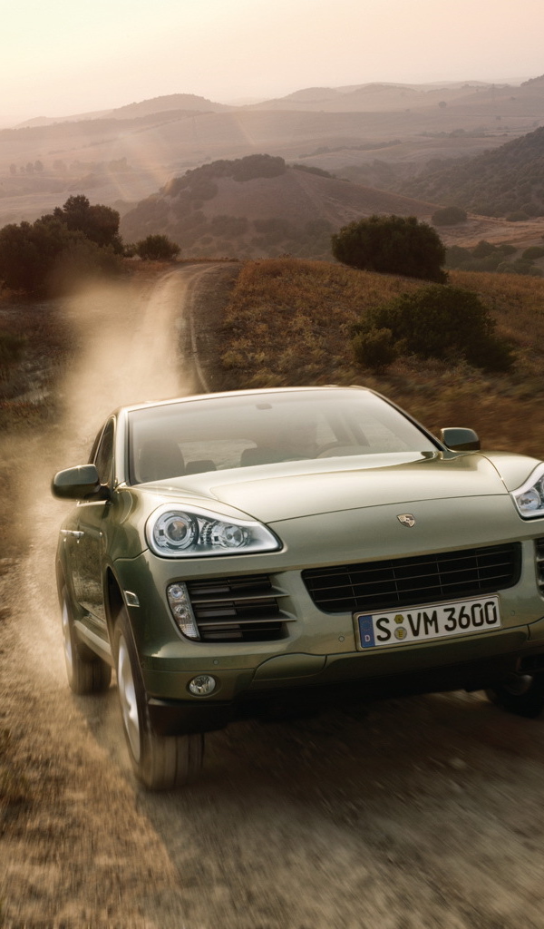 Автомобиль на грунтовой дороге