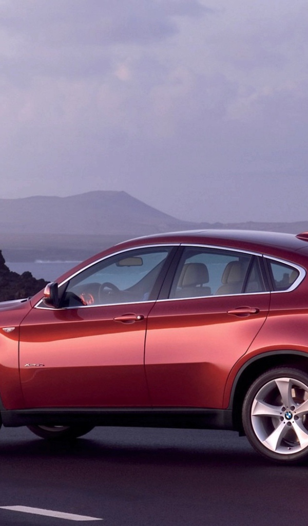 Красный BMW На дороге