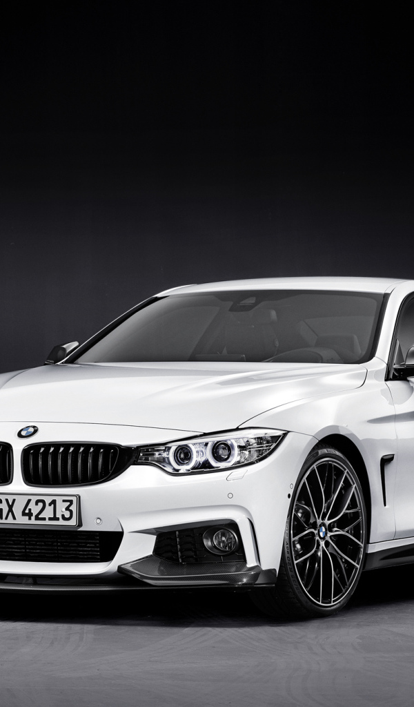 Автомобиль BMW 4-series 2014 года на дороге